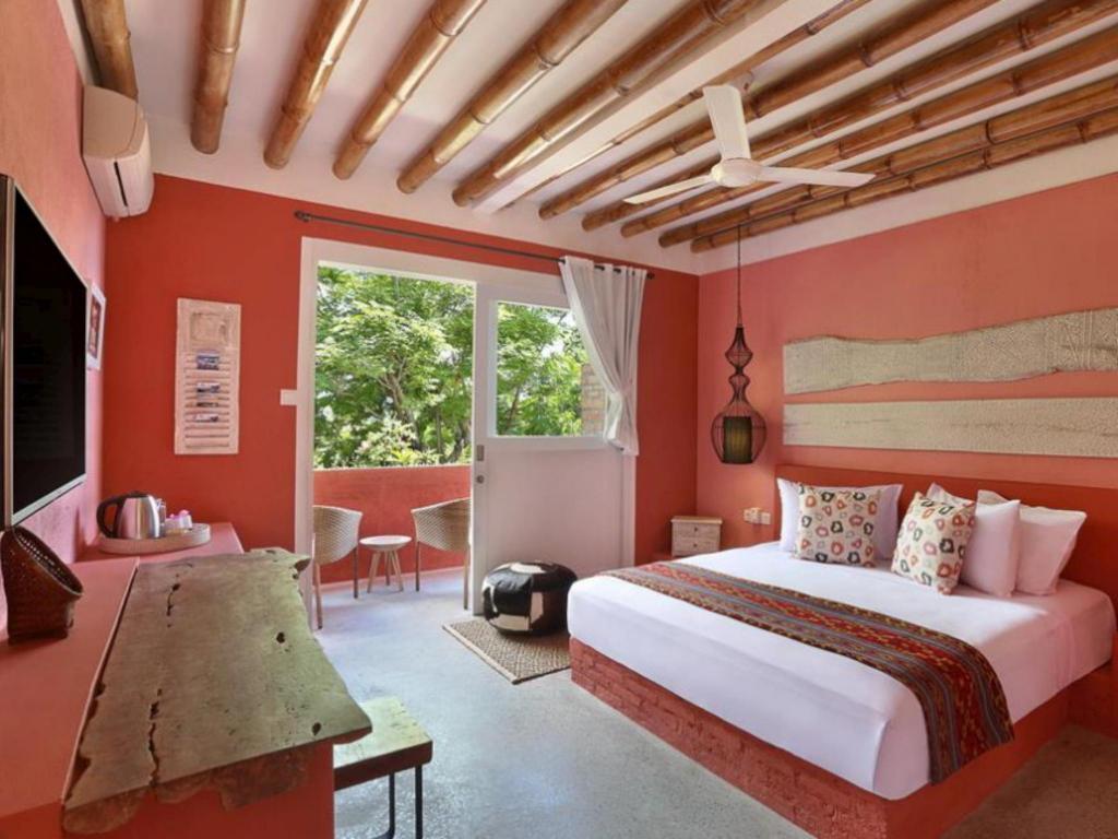 Отель Pinkcoco Gili Trawangan - Constant Surprises - For Cool Adults Only Экстерьер фото