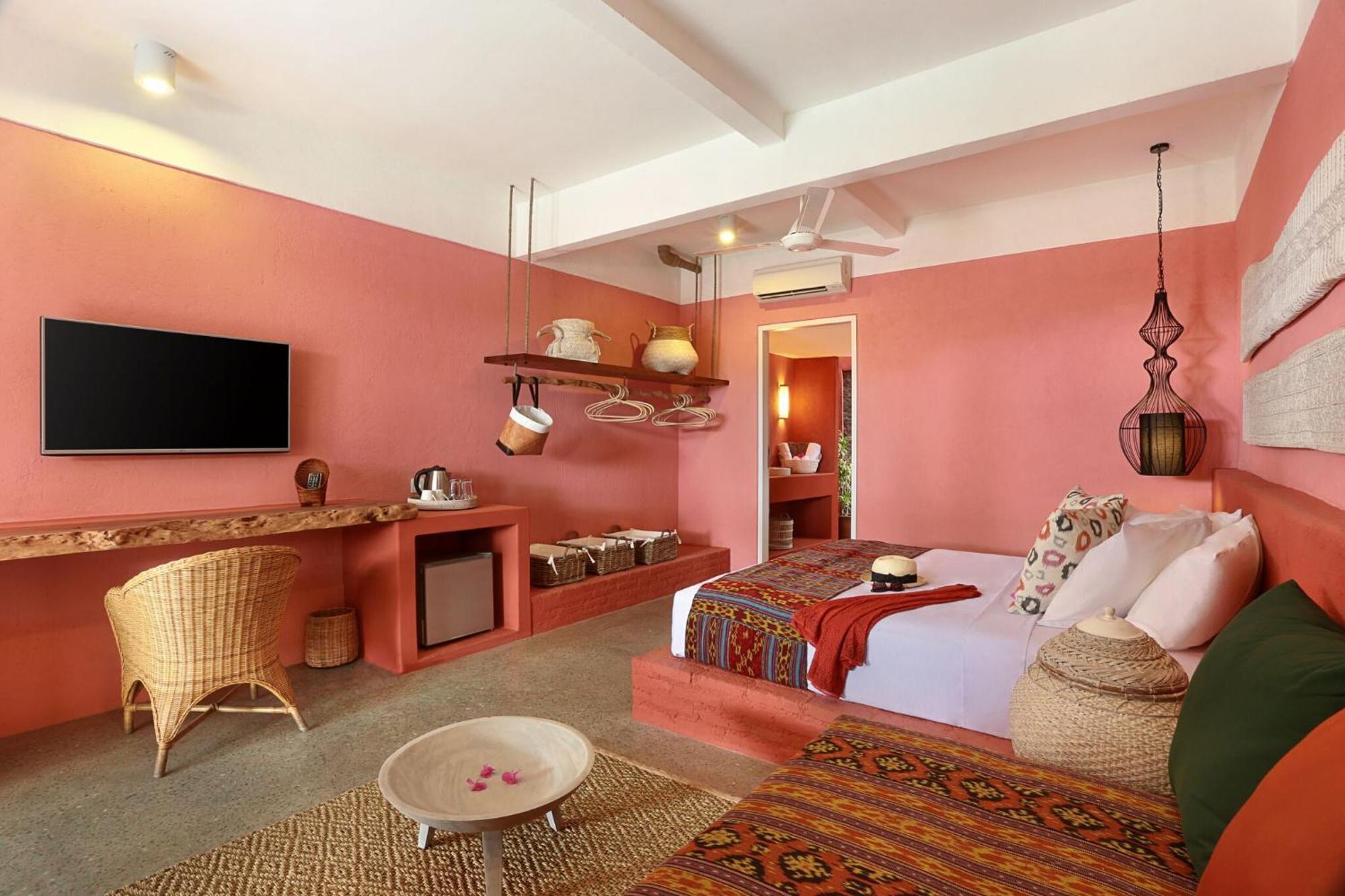 Отель Pinkcoco Gili Trawangan - Constant Surprises - For Cool Adults Only Экстерьер фото