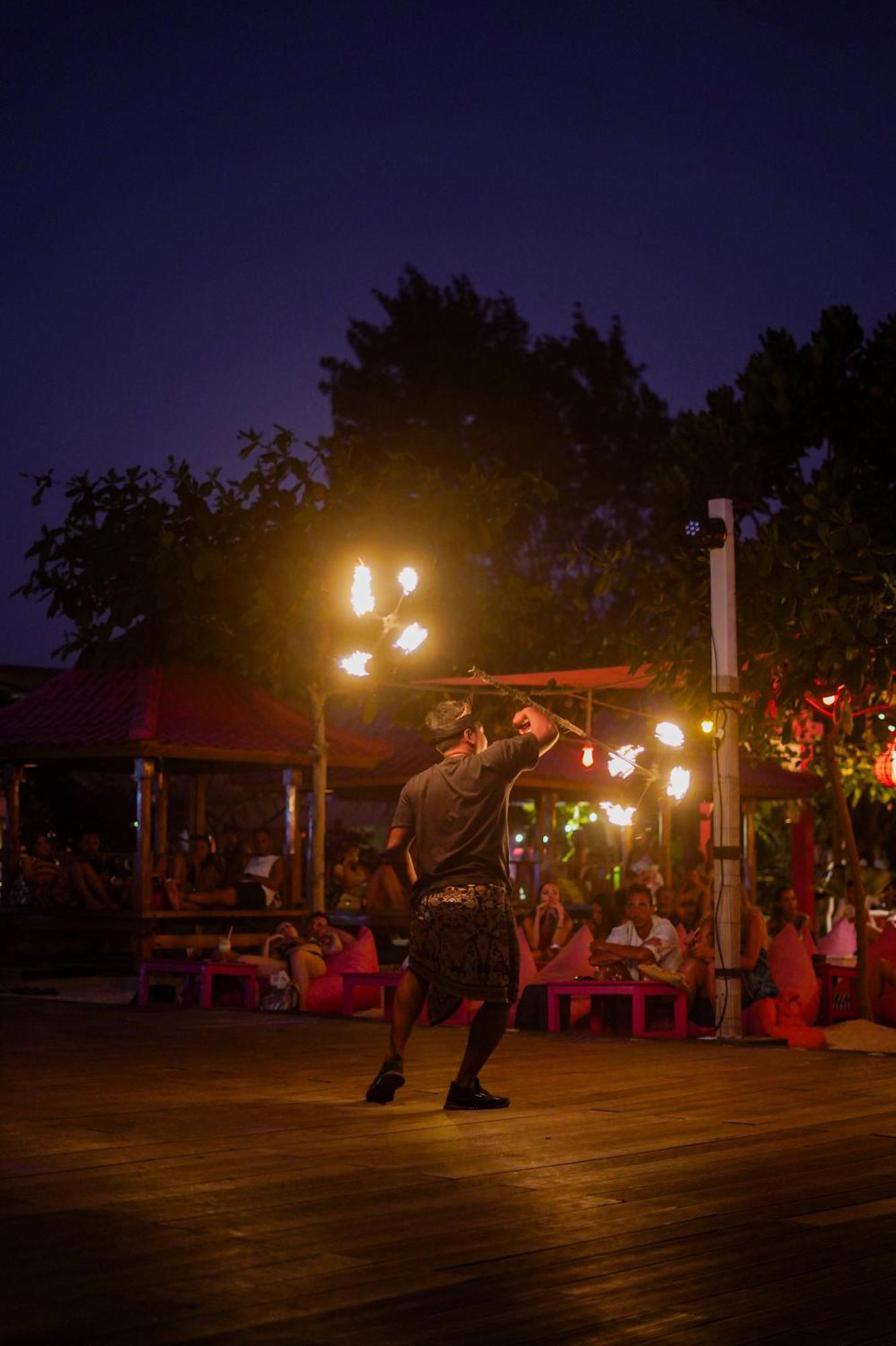 Отель Pinkcoco Gili Trawangan - Constant Surprises - For Cool Adults Only Экстерьер фото