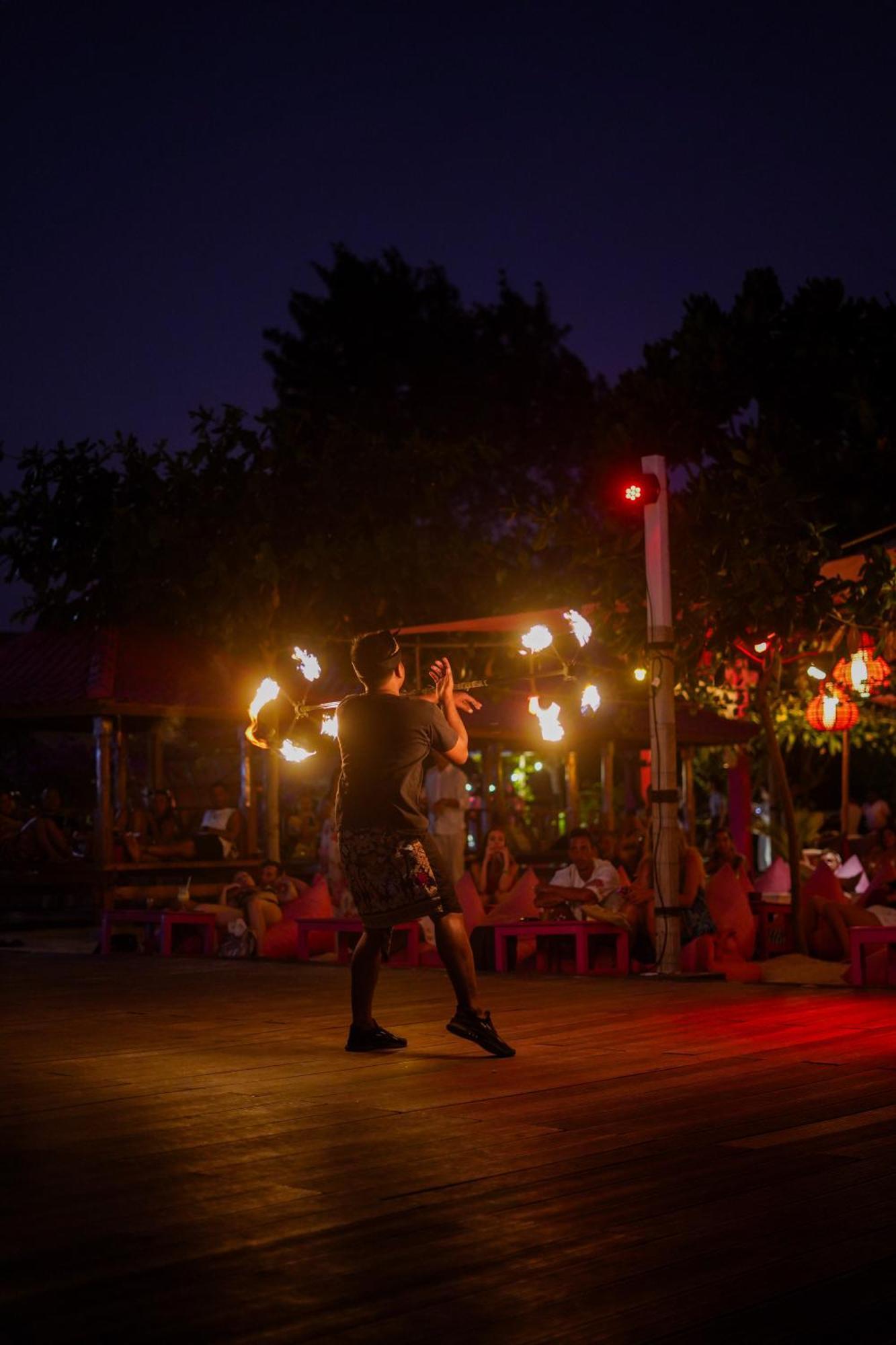 Отель Pinkcoco Gili Trawangan - Constant Surprises - For Cool Adults Only Экстерьер фото