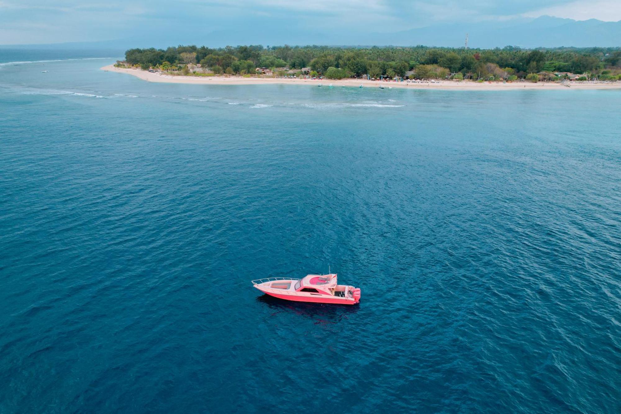 Отель Pinkcoco Gili Trawangan - Constant Surprises - For Cool Adults Only Экстерьер фото