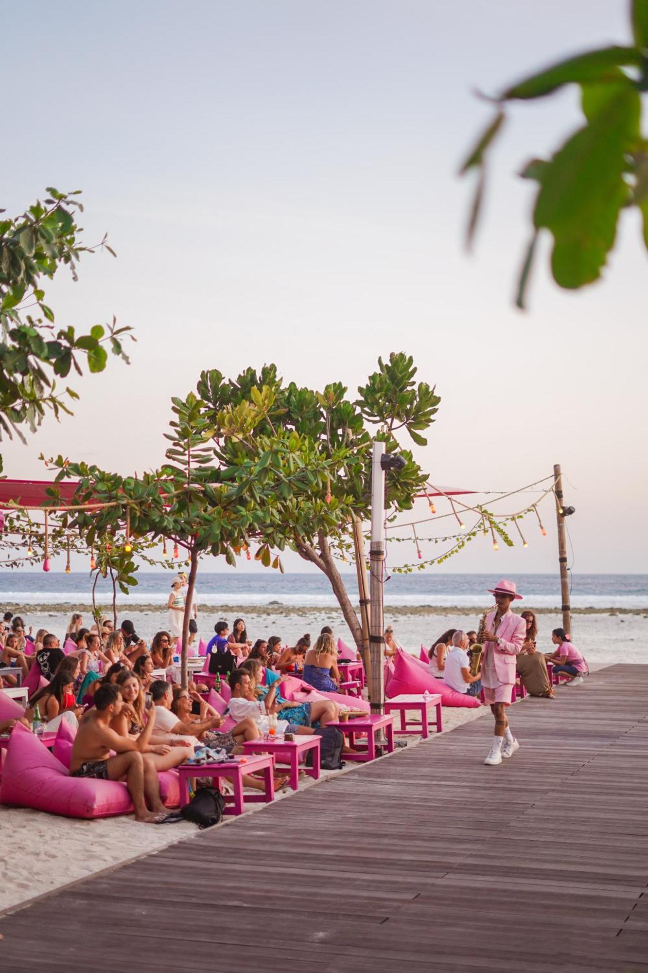 Отель Pinkcoco Gili Trawangan - Constant Surprises - For Cool Adults Only Экстерьер фото