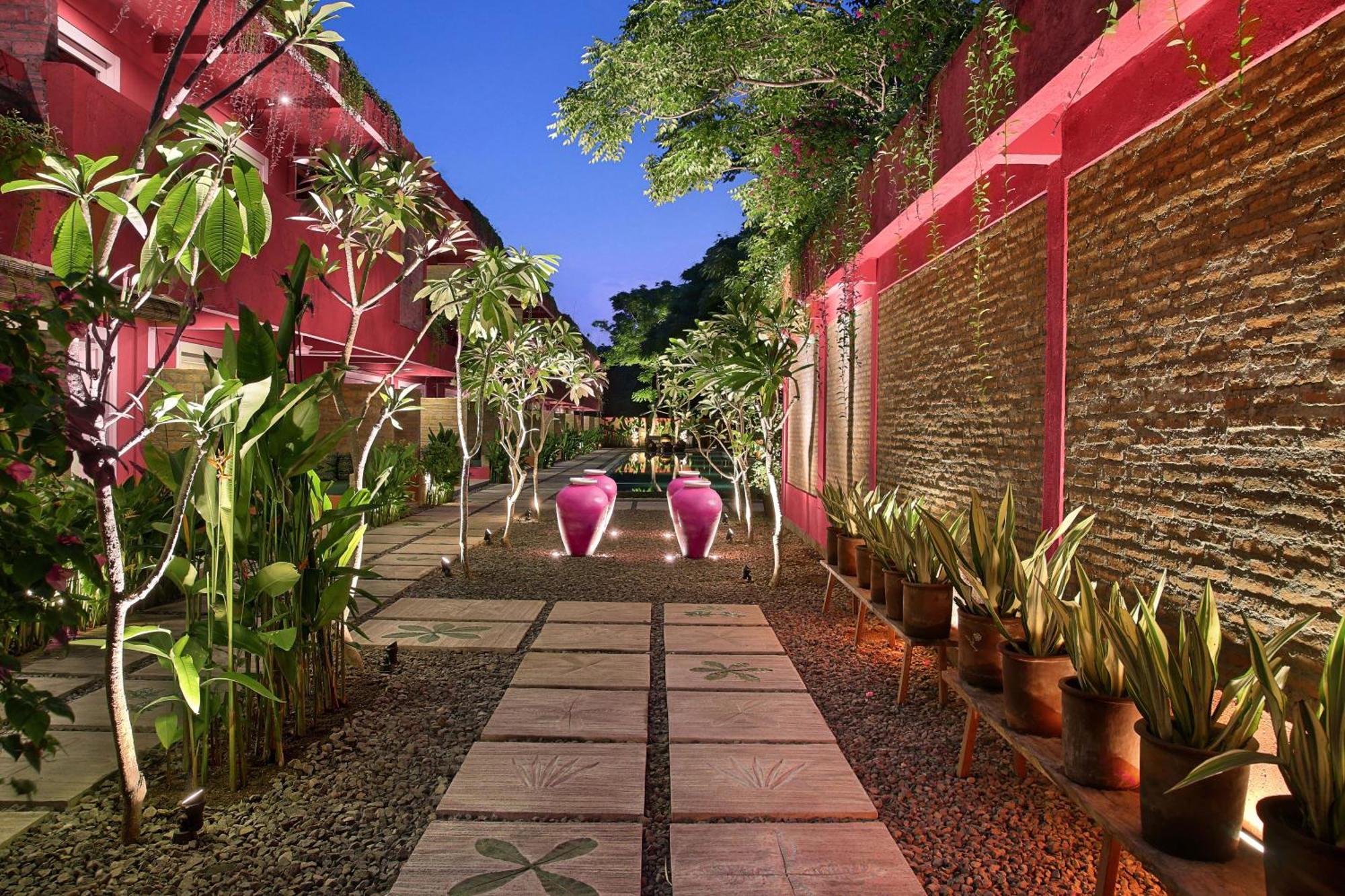 Отель Pinkcoco Gili Trawangan - Constant Surprises - For Cool Adults Only Экстерьер фото
